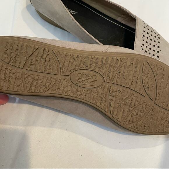 Abeo Grey Leather Laser Cut Round Toe Slip On Flats Womens 7 Comfort Shoes - Picture 7 of 9